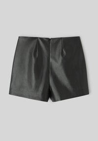 Shorts en simili cuir noir avec un devant plissé, une fermeture éclair au dos et une texture lisse. Le design est moderne avec une coupe ajustée.