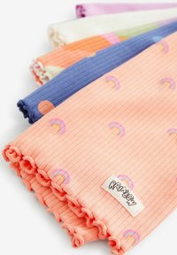 Conjunto de cuatro bandas de tela de algodón acanaladas en colores pastel: rosa con estampados de arcoíris, azul con puntos, blanco con patrones coloridos y naranja.
