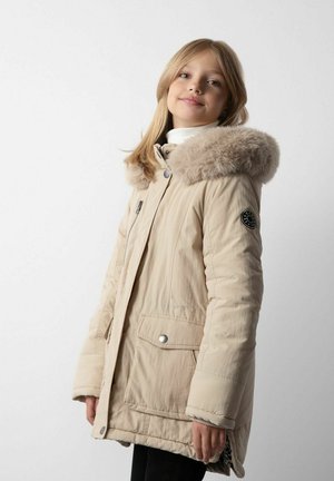 Beżowa kurtka puchowa z kapturem z sztucznego futra, z zamkiem błyskawicznym i zatrzaskami oraz dwoma przednimi kieszeniami. Posiada naszywkę z logo na rękawie.