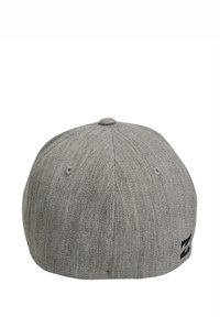 Cappello in tessuto grigio con una finitura testurizzata, visiera leggermente curvata e logo ricamato sul lato. Presenta occhielli di ventilazione nella parte superiore.
