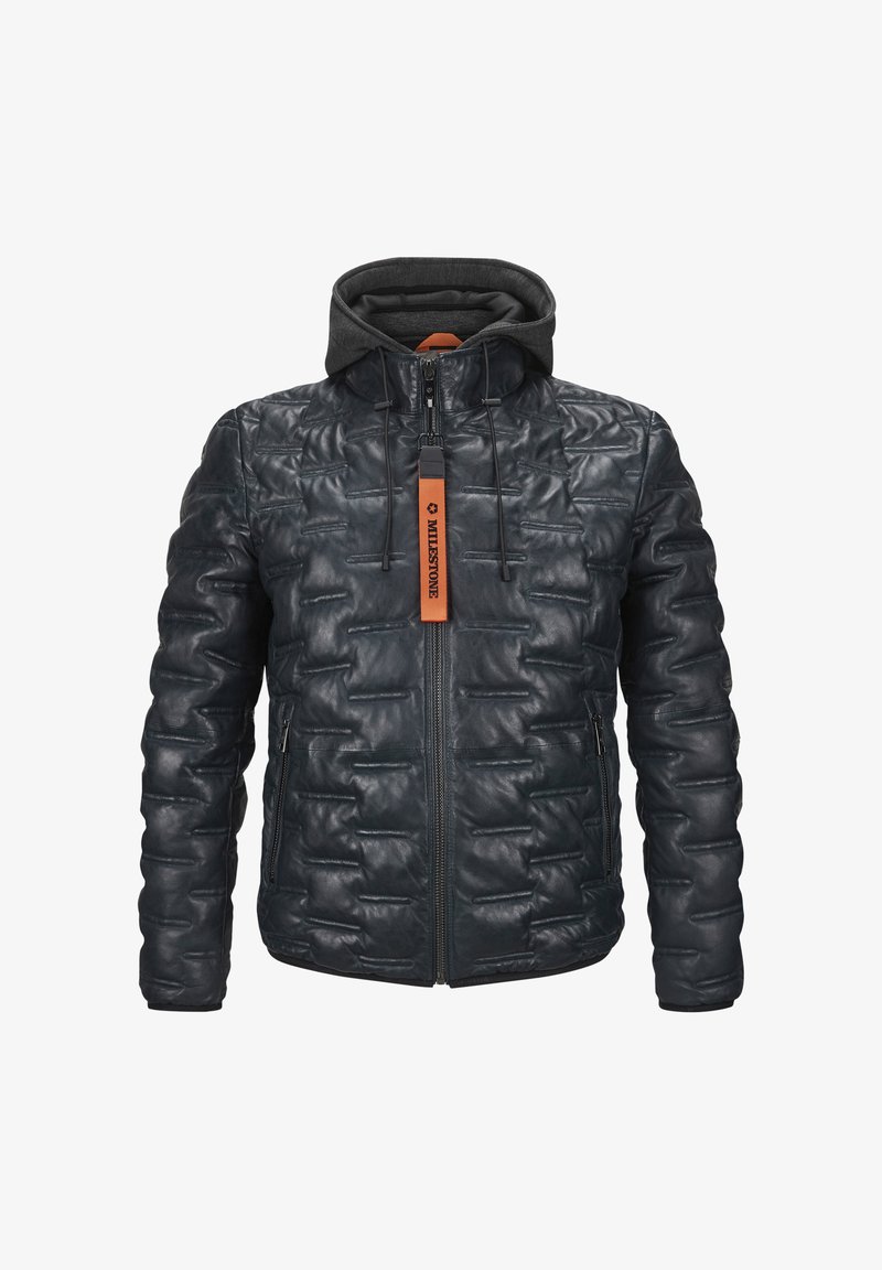 Gepolsterte dunkelblaue Lederjacke mit Kapuze, ausgestattet mit einem Reißverschluss vorne, elastischen Kordelzügen und seitlichen Taschen. Akzentuiert mit einem Anhänger.