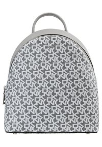 Ryggsäck gjord av texturerad svart och vit tyg med ett geometriskt mönster, med en rundad topp och ett grått läderhandtag.