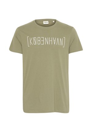 Olivengrøn kortærmet T-shirt med hvid tekst "KØBENHAVN" i stiliserede bogstaver på tværs af brystet, rund halsudskæring.