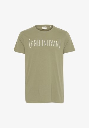 Olivengrøn kortærmet T-shirt med hvid tekst "KØBENHAVN" i stiliserede bogstaver på tværs af brystet, rund halsudskæring.