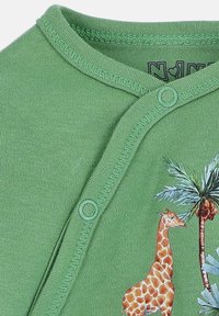 Groene babyromper met drukknoopjes en een illustratie van een giraffe naast een palmboom.