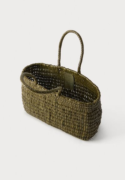 Ορθογώνια υφασμένη τσάντα καλάθι σε ελιά πράσινο με δύο κοντές λαβές και μία ψηλή, άδεια, σε λευκό φόντο.