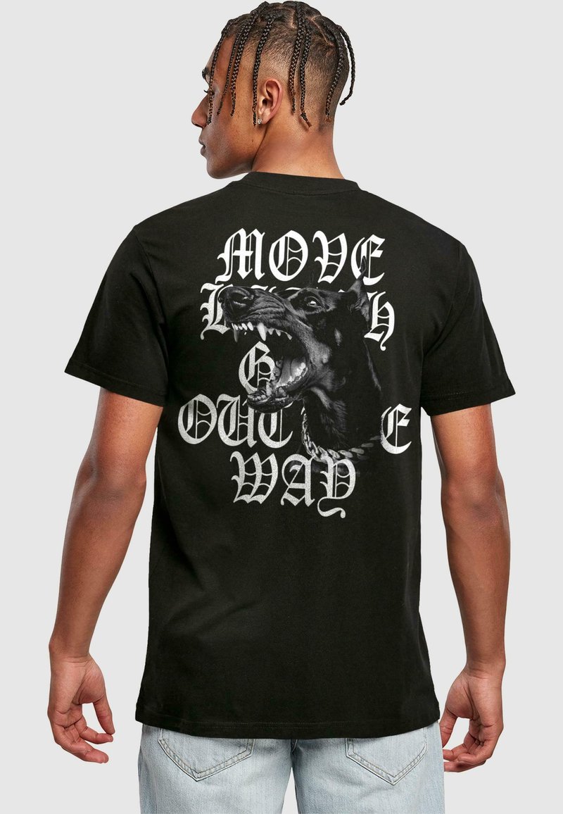 Tricou negru din bumbac, cu un grafic mare al unui câine furios și textul "FUGI DIN CĂRARE" în litere albe îngroșate pe spate.
