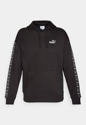Svart hettegenser med kengurulomme, snorhette og hvit Puma-logo på brystet. Har trykte detaljer langs ermene.