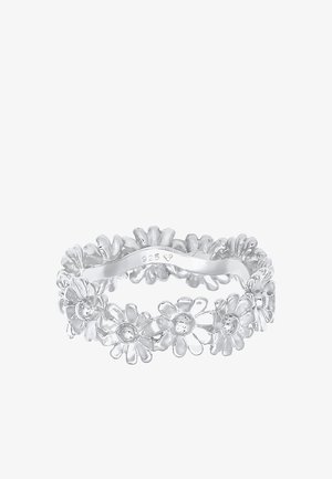 Srebrni prsten s cvjetnim dizajnom koji uključuje male tratinčice, teksturirane latice i glatku traku na kojoj je ugravirano "925."