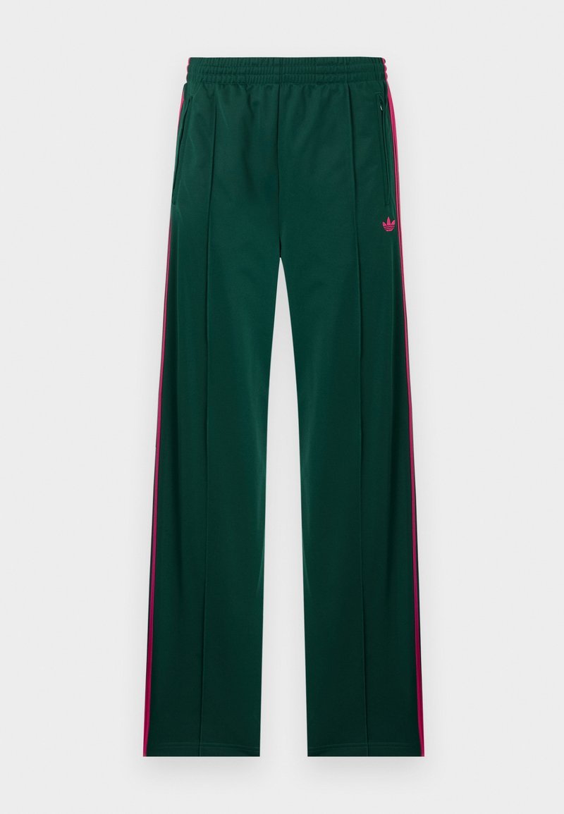 Pantalon de sport vert foncé avec des bandes latérales roses, poches zippées, taille élastique, et petit logo Adidas rose sur le côté droit.