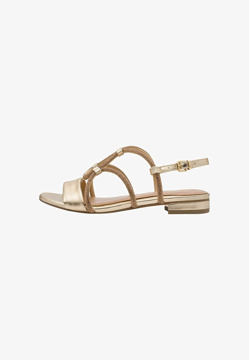 Sandales métalliques dorées à talon plat, avec des brides en tissu, une fermeture à boucle, et un design épuré ouvert. Surface lisse et accents minimalistes.