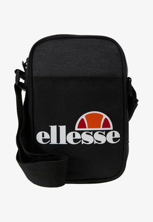 Bolso negro de hombro con una tela texturizada, que presenta un logotipo blanco prominente y un acento rojo/naranja en la parte superior. Incluye una correa ajustable.