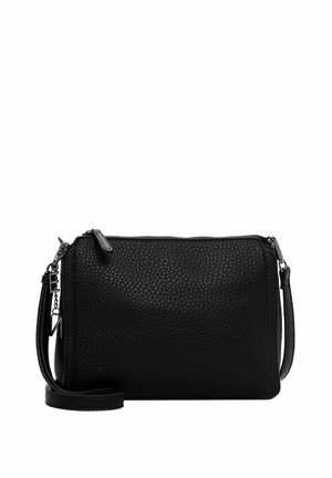 Sac bandoulière en cuir noir avec une texture granuleuse, fermeture éclair, bandoulière réglable et un logo discret sur le devant.