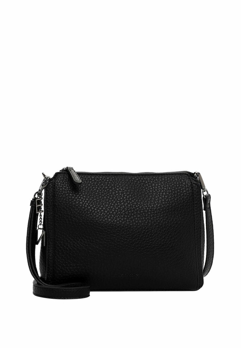 Bolso de hombro de piel negra con textura de guijarro, cierre de cremallera, correa ajustable y un sutil detalle del logo en la parte frontal.