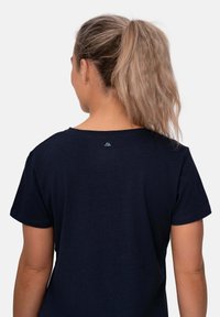 T-shirt a maniche corte di colore blu navy in tessuto morbido con scollatura rotonda. Accento logo discreto sulla parte posteriore vicino al collo. Vestibilità classica.