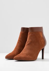 Tamaris Heart & Sole Klassiska stövletter - cognac