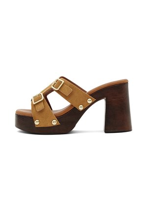 Sandale mule à plateforme en cuir marron avec talon épais en bois, deux brides réglables avec boucles dorées et détails de rivets dorés.