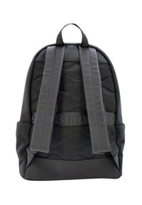 Zaino nero realizzato in materiale resistente, dotato di schienale in rete testurizzata, spallacci imbottiti e una fascia orizzontale con logo.