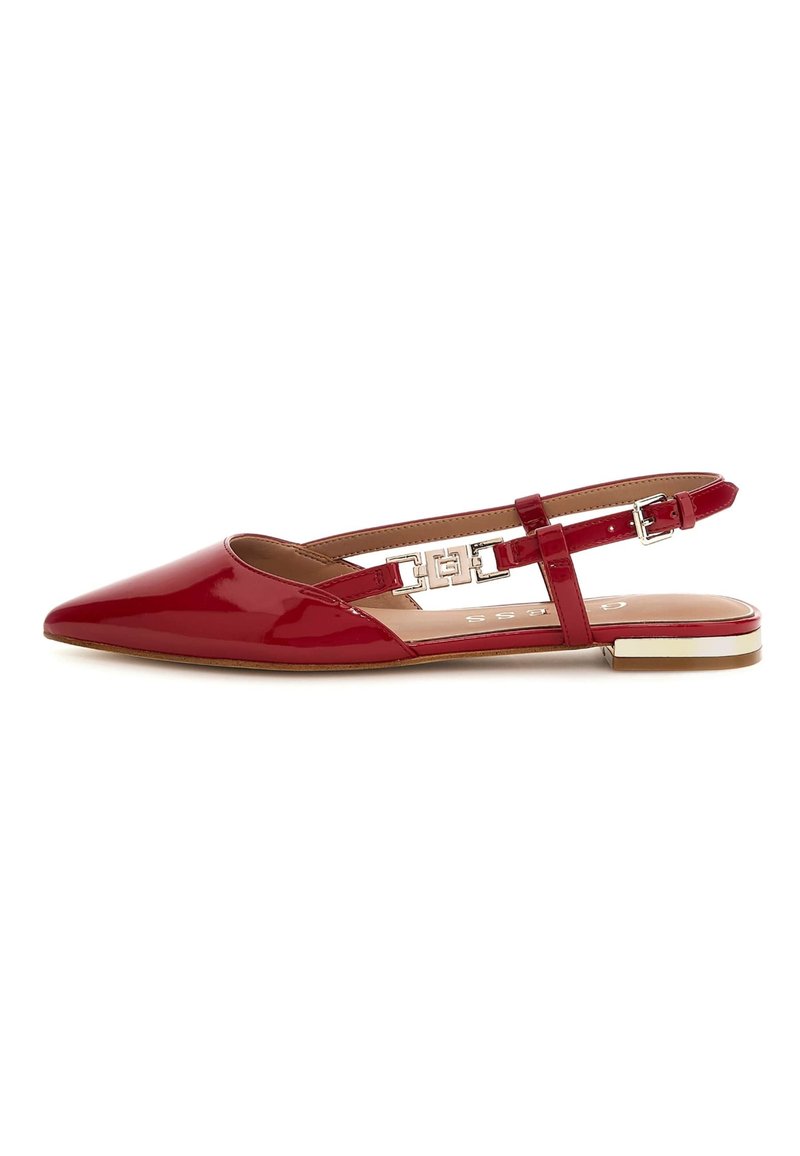Ballerine in vernice rossa con cinturino slingback, punta affusolata, caratterizzate da una fascia testurizzata e un dettaglio in metallo. Suola piatta.