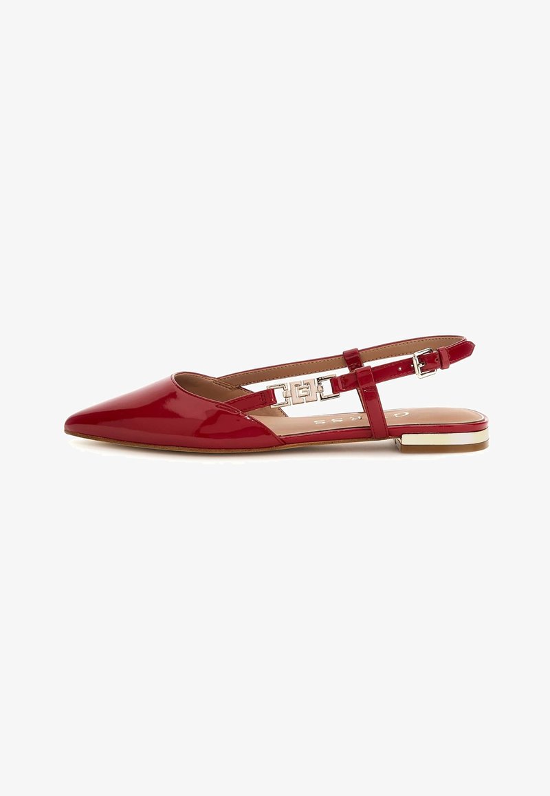 Ballerine in vernice rossa con cinturino slingback, punta affusolata, caratterizzate da una fascia testurizzata e un dettaglio in metallo. Suola piatta.