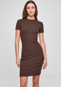 Robe courte à manches courtes côtelée marron avec une silhouette ajustée. Présente un col et un ourlet en forme de vague, fabriquée à partir d'un matériau extensible et lisse.