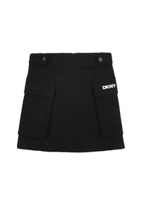 Czarna spódnica z elastycznego materiału, z wysokim stanem, dwoma przednimi kieszeniami oraz nadrukowanym logo DKNY po lewej stronie.