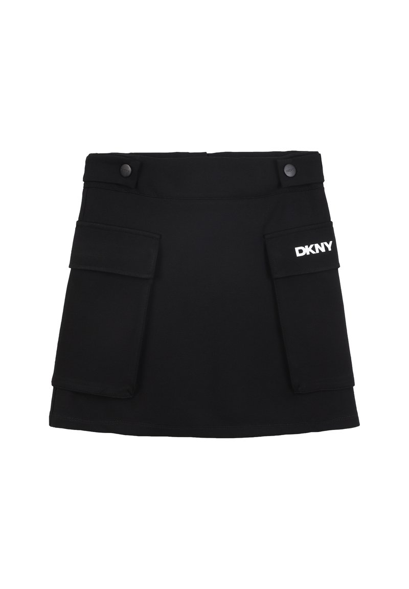 Czarna spódnica z elastycznego materiału, z wysokim stanem, dwoma przednimi kieszeniami oraz nadrukowanym logo DKNY po lewej stronie.