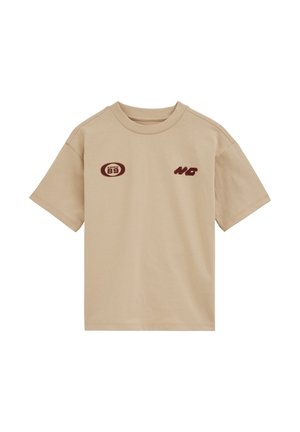 Tricou bej cu mâneci scurte și gât rotund, având un mic emblema "89" vișinie pe pieptul stâng și inițialele "NG" pe pieptul drept.