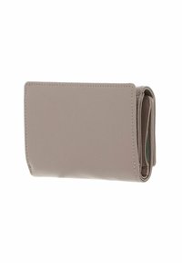 Portefeuille en cuir beige avec une surface texturée, design pliable en trois volets, et coutures apparentes. Forme compacte avec plusieurs poches intérieures.