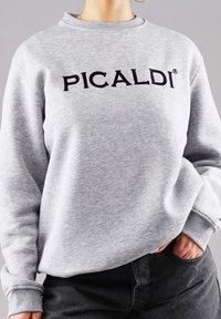 Gray sweatshirt made of cotton with a ribbed collar and cuffs. Features a black embroidered logo "PICALDI" on the front.