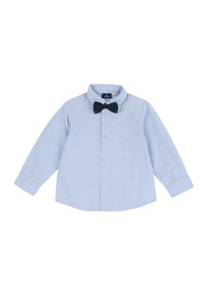 Della camicia a maniche lunghe di colore azzurro chiaro, realizzata in un tessuto con un motivo sottile, presenta un papillon nero e una chiusura frontale con bottoni.