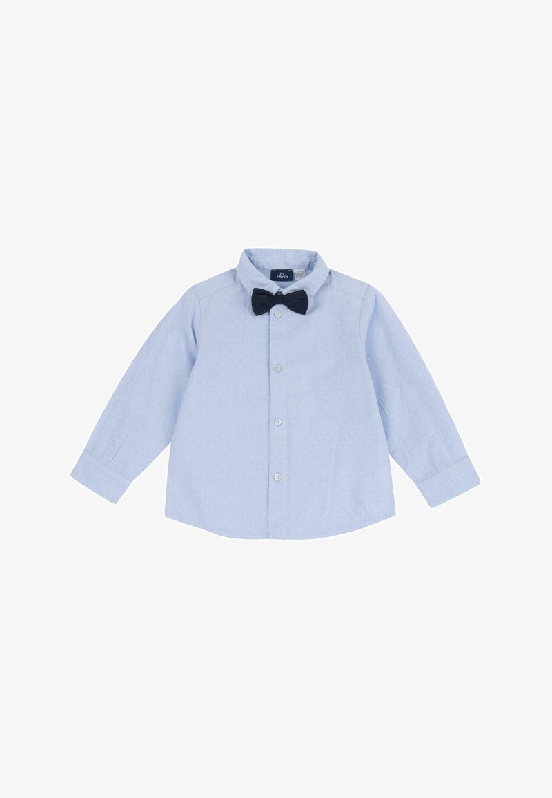 Chemise à manches longues bleu clair en tissu avec un motif subtil, dotée d'un nœud papillon noir et d'un design à fermeture par boutons.