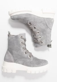 Szare zamszowe botki za kostkę z białą masywną podeszwą, wyposażone w metalowe przelotki, sznurowadła oraz zamek błyskawiczny z tyłu dla łatwego zakładania.