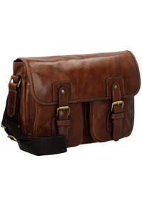 Sac messager en cuir marron avec un rabat, deux poches avant, du matériel en laiton et une sangle en tissu réglable. Texture lisse et couture définie.