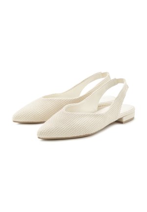 Slingback-Flats aus cremefarbenem, strukturiertem Stoff, mit spitzem Zehenbereich, niedrigem Absatz, offenen Seiten, glattem Innenfutter und subtilen Nähten.