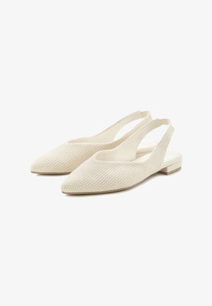 Slingback-Flats aus cremefarbenem, strukturiertem Stoff, mit spitzem Zehenbereich, niedrigem Absatz, offenen Seiten, glattem Innenfutter und subtilen Nähten.