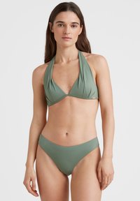 Olivgrön bikini med halterneck-top som har plisseringar och en enkel triangulär form, matchad med lågt skurna, sömlösa bottnar.