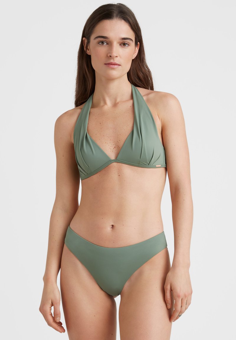 Olivgrön bikini med halterneck-top som har plisseringar och en enkel triangulär form, matchad med lågt skurna, sömlösa bottnar.