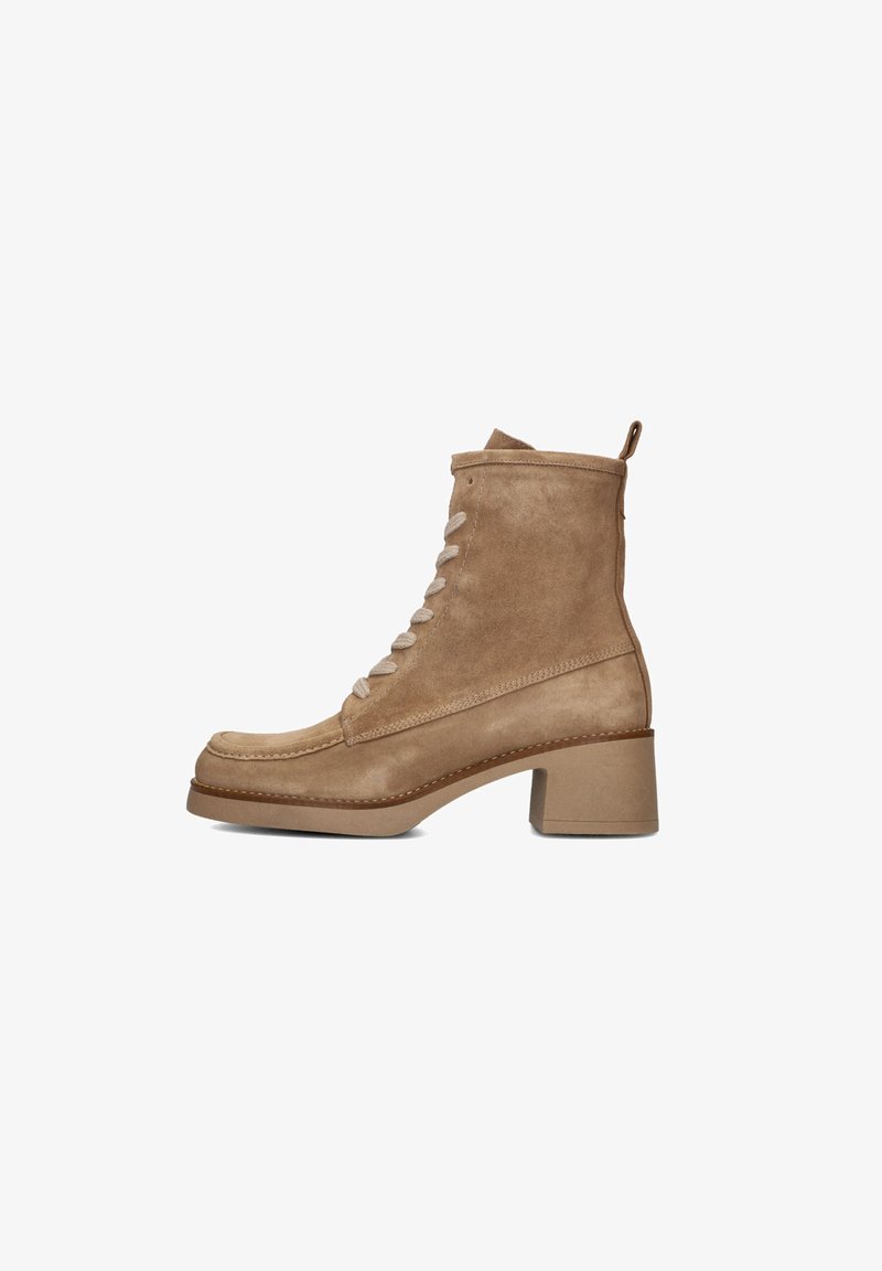 Bottine en daim beige avec un talon carré, une pointe arrondie et un laçage à l'avant sur fond blanc.