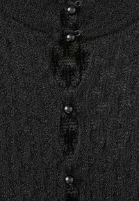 Cardigan nero lavorato a maglia con tessuto testurizzato, dotato di un'apertura a V e tre bottoni neri sul davanti per la chiusura.