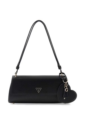 Zwarte rechthoekige handtas met bovenhandgreep, Guess-logo en aangehechte zwarte hartvormige bedel met gouden letter "G".