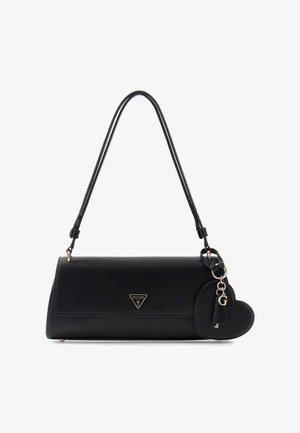 Zwarte rechthoekige handtas met bovenhandgreep, Guess-logo en aangehechte zwarte hartvormige bedel met gouden letter "G".