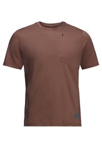 Brun t-shirt med korte ærmer lavet af letvægtsstof. Har en lille brystlomme og diskret branding nederst til venstre på fronten.