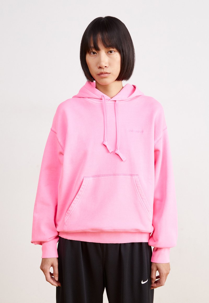 Felpa rosa con tasca frontale, cappuccio regolabile con cordini e polsini a costine. Abbinata a pantaloni jogging in rete nera con logo.