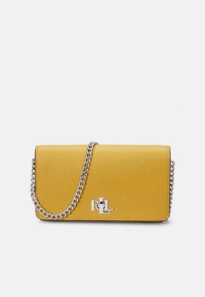 Gelbe Clutch aus strukturiertem Leder mit silbernem RL-Logo und silberner Kettenriemen vor hellem, neutralem Hintergrund.