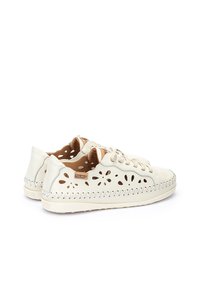 Beige lædersneakers med udskårne blomster mønstre, kontrasterende syninger og snørebåndsdesign. Blød tekstur og fleksibel sål.