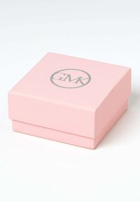 Rosa fyrkantig presentask med en slät yta, prydd med en silverfärgad monogramlogotyp "GMK" centrerad på toppen.