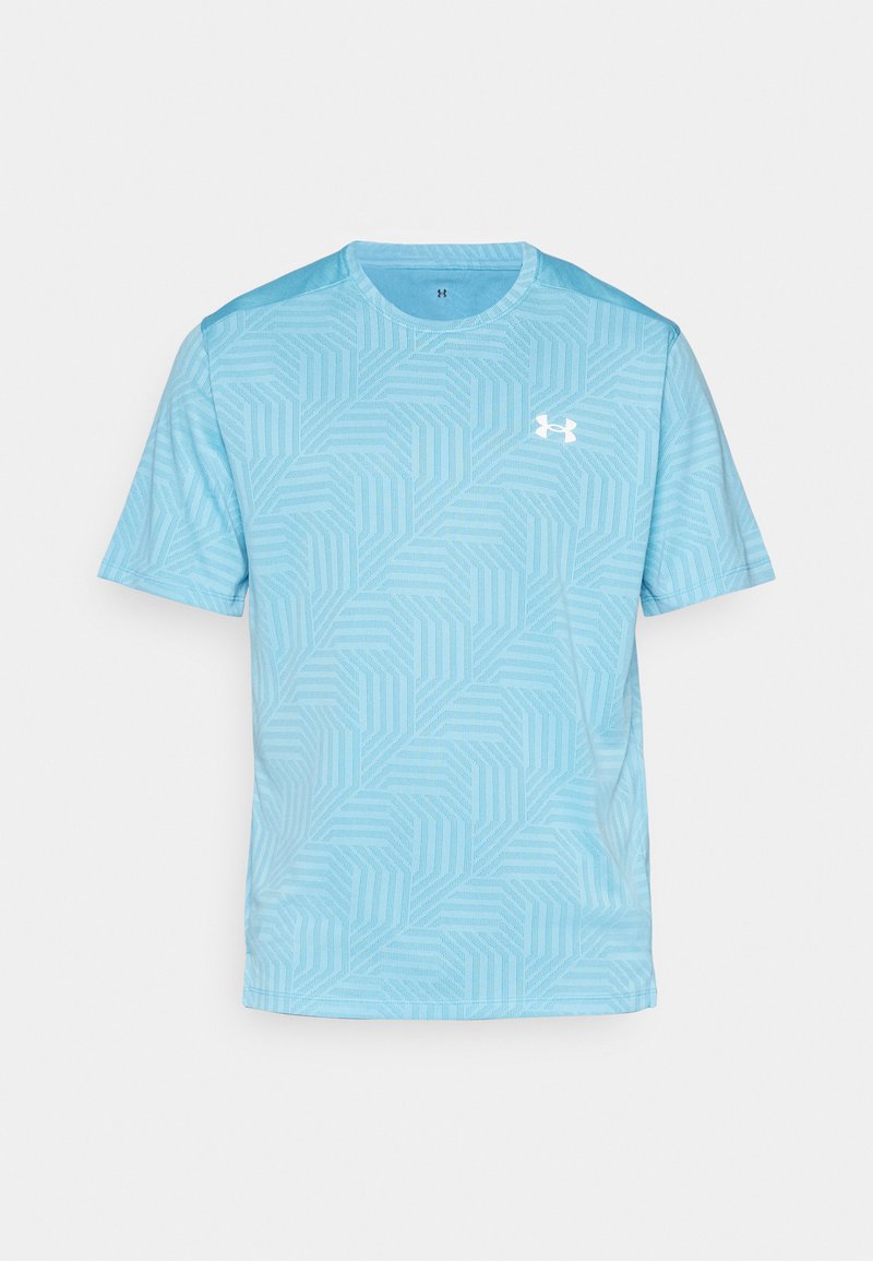 T-shirt de sport bleu clair à manches courtes avec un motif géométrique texturé, encolure ronde et un petit logo blanc sur la poitrine.