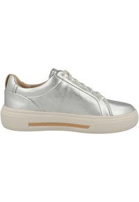 Sneaker metallico argento con punta arrotondata, tomaia in pelle texturizzata, suola in gomma bianca e dettaglio tan di lato. Design tradizionale con lacci.