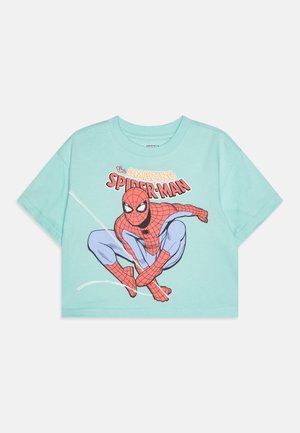 Lys grøn cropped t-shirt med et stort grafik af Spider-Man i rød og blå, med hvide spider-net accenter og korte ærmer.